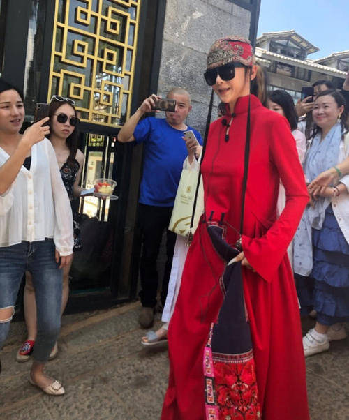 杨丽萍|杨丽萍身材还苗条，但失去了滤镜和美颜，脸上皱纹横生尽显衰老！