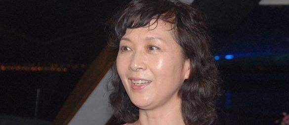 她是80年代最美的女演员,巅峰时退圈成谜,如今67岁仍然气质超群_龚雪