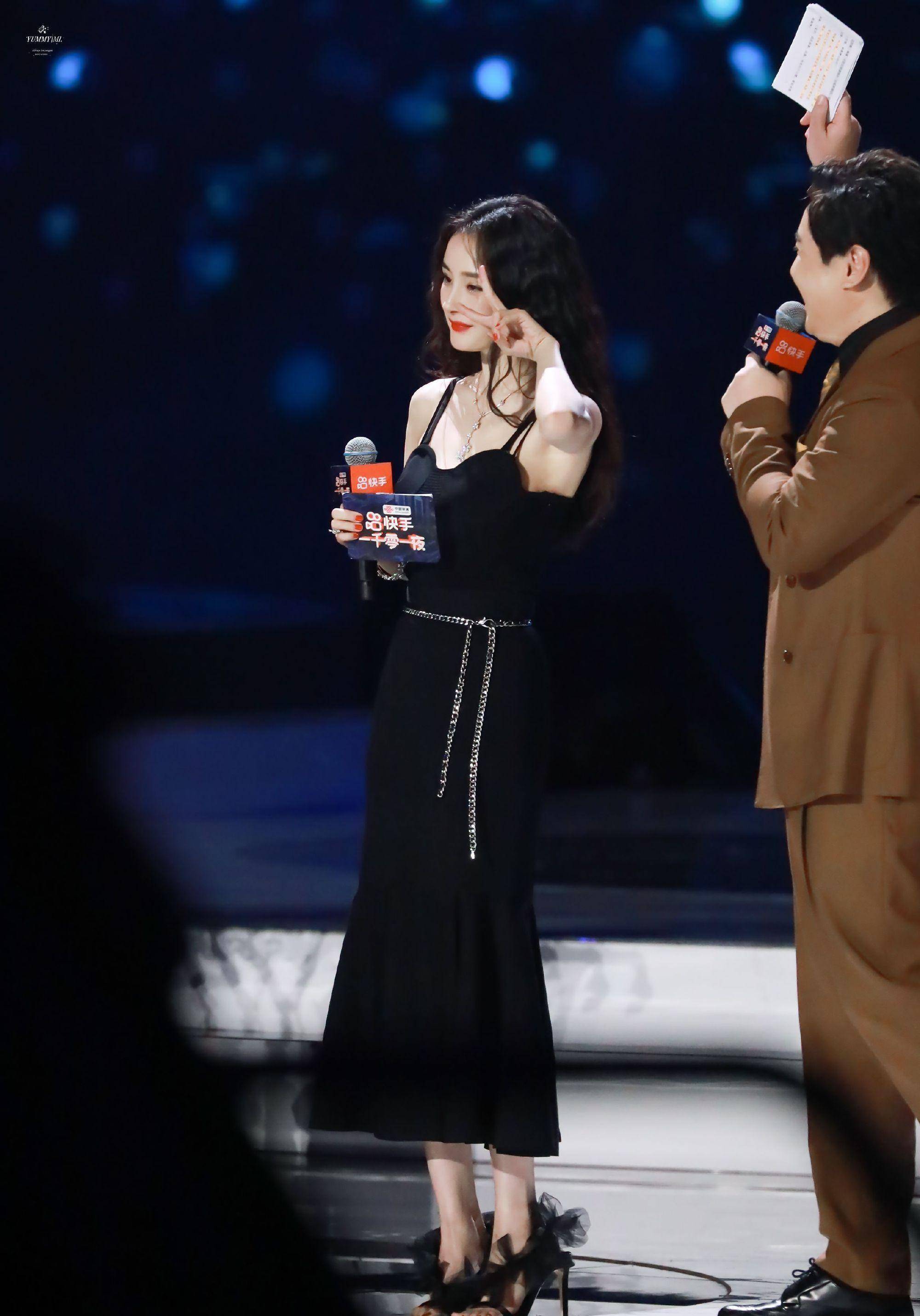 沈腾:老妹走哇followme~ 杨幂:诶,等我,有台阶,扶一下吧,啊人呢,算了