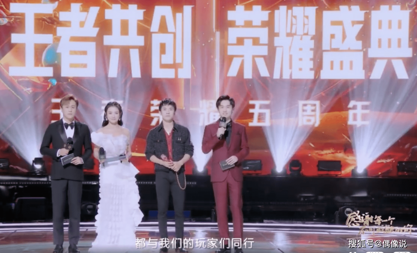 皮鞋|易烊千玺新造型挑染白色刘海！穿着尖头皮鞋唱新歌，气质大变！