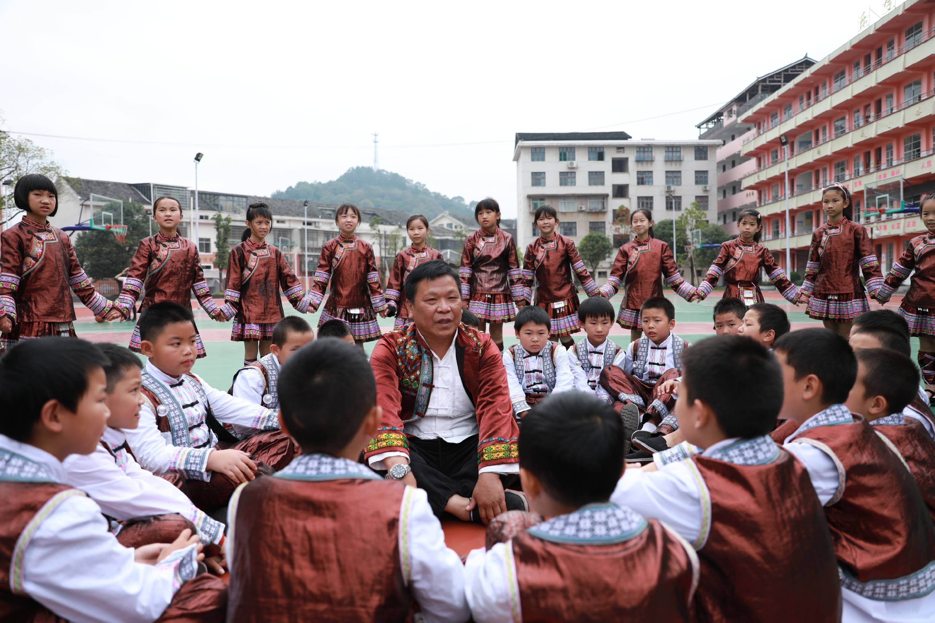 10月31日,通道侗族自治县第二完全小学,学生在老师的指导下学唱侗歌.