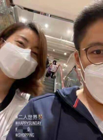 霍启刚带郭晶晶给儿子买文具 分享撩妹神技:就这样追到郭晶晶
