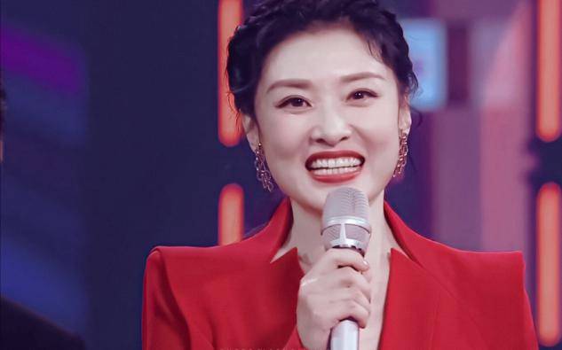 周涛主持瞬间进入状态,与杨澜秒变脸一样,网友:不愧是国家级的_手机