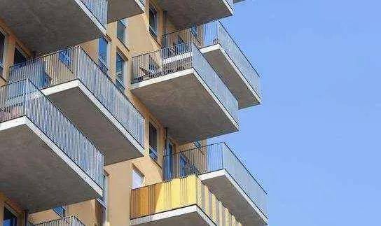 最常见的形式是凸阳台,也就是以向外伸出的悬挑板,悬挑梁板作为阳台的