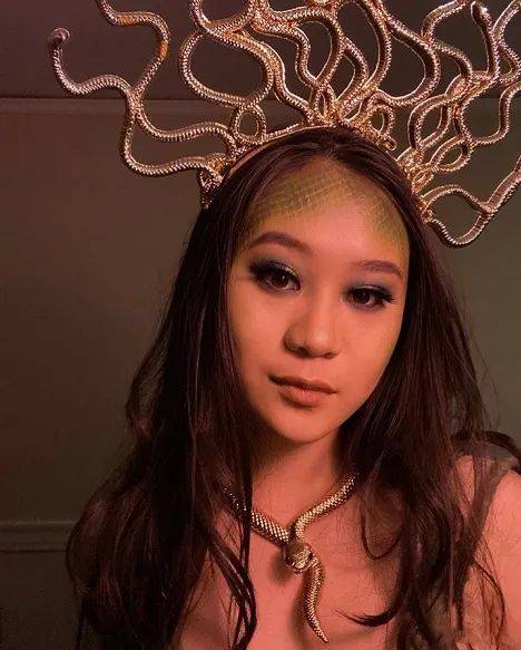 李连杰女儿自曝患抑郁症后晒照,身材遗传妈妈