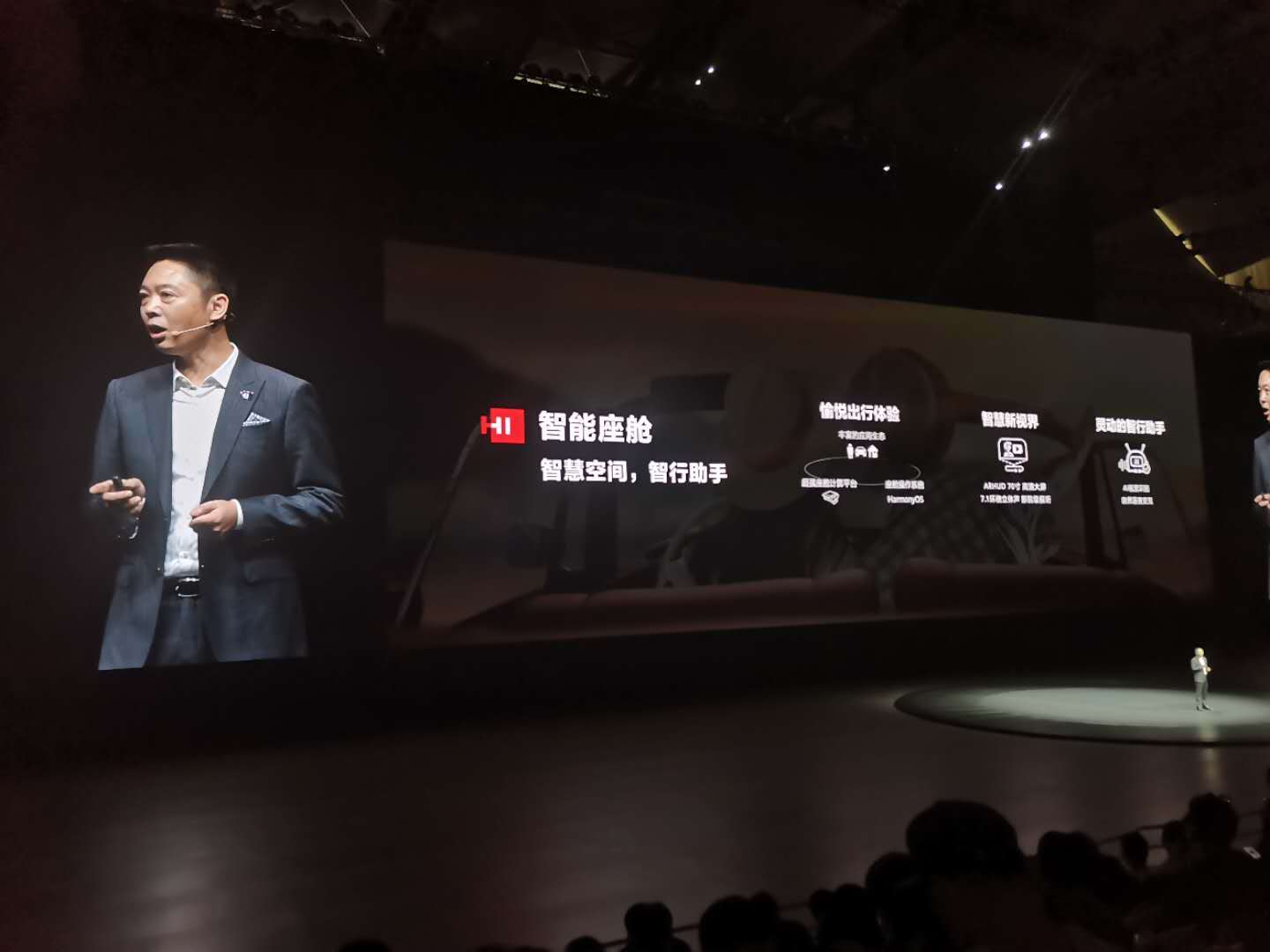 Mate|任正非说了句“HI”，Mate40 Pro 就上车了！