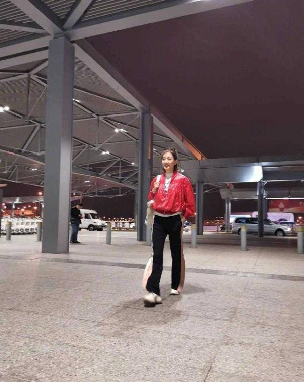 
牛莉走机场真“洋气” 穿红色棒球服配阔腿裤青春活力 哪像47岁“天博体育”(图1)