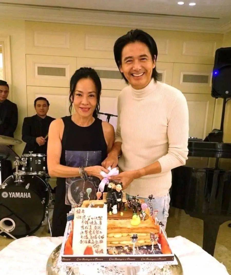 项链|周润发老婆太贵气！拼接开叉裙搭金银项链，优雅又时髦