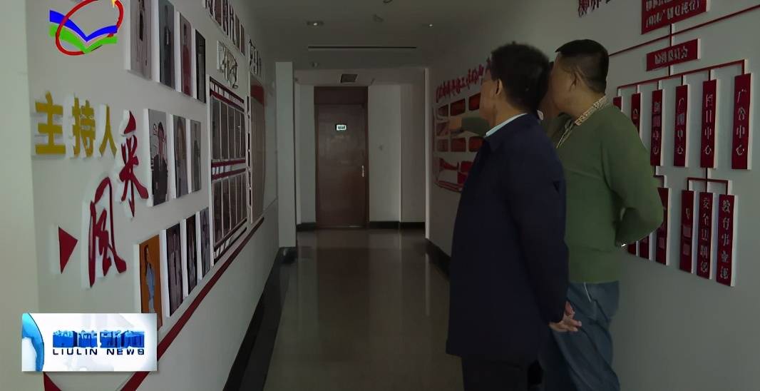 调研中,贺柱才来到新闻生产发布中心和记者办公区域