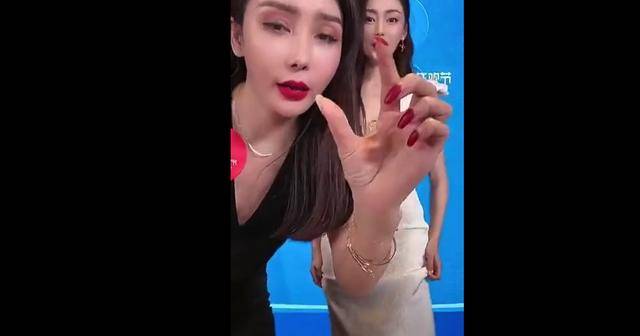 身高|张天爱比例绝了,165身高有113的腿,不知道放哪就伸出去吧