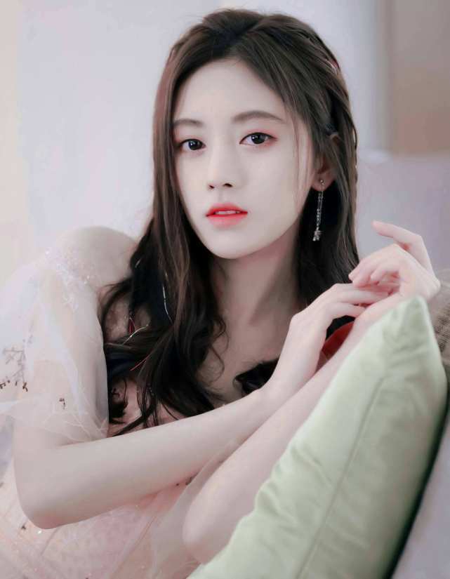 旗袍|鞠婧祎活动生图曝光，短款旗袍秀美腿，头身比例虐被嘲像大头娃娃