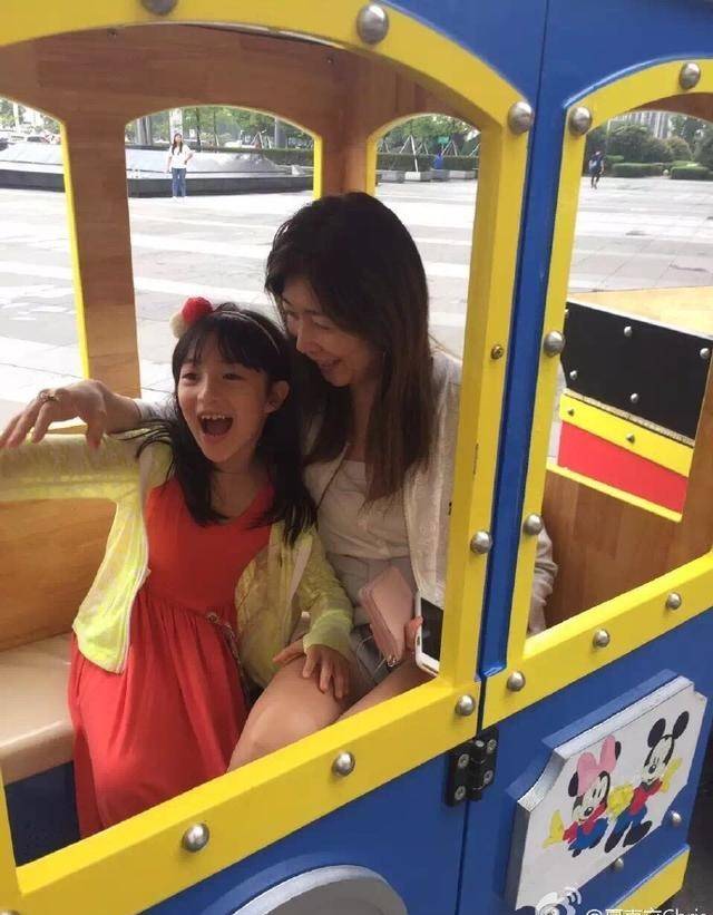 黄嘉千女儿夏天长残了?昔日《爸哪》最美混血童星,如今变化好大