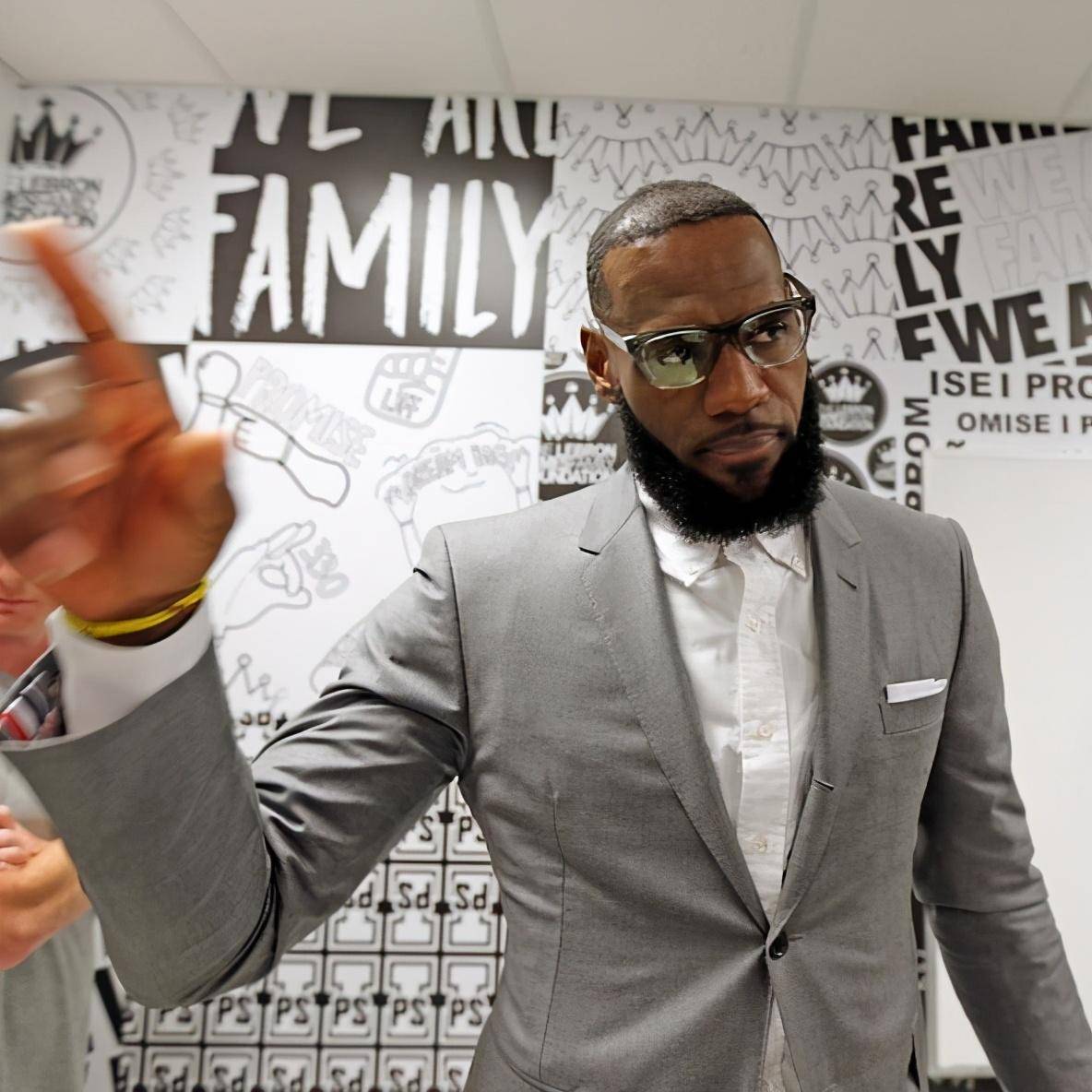 川普炮轰詹皇，NBA收视率下滑怪勒布朗？支持者大喊：詹姆斯垃圾