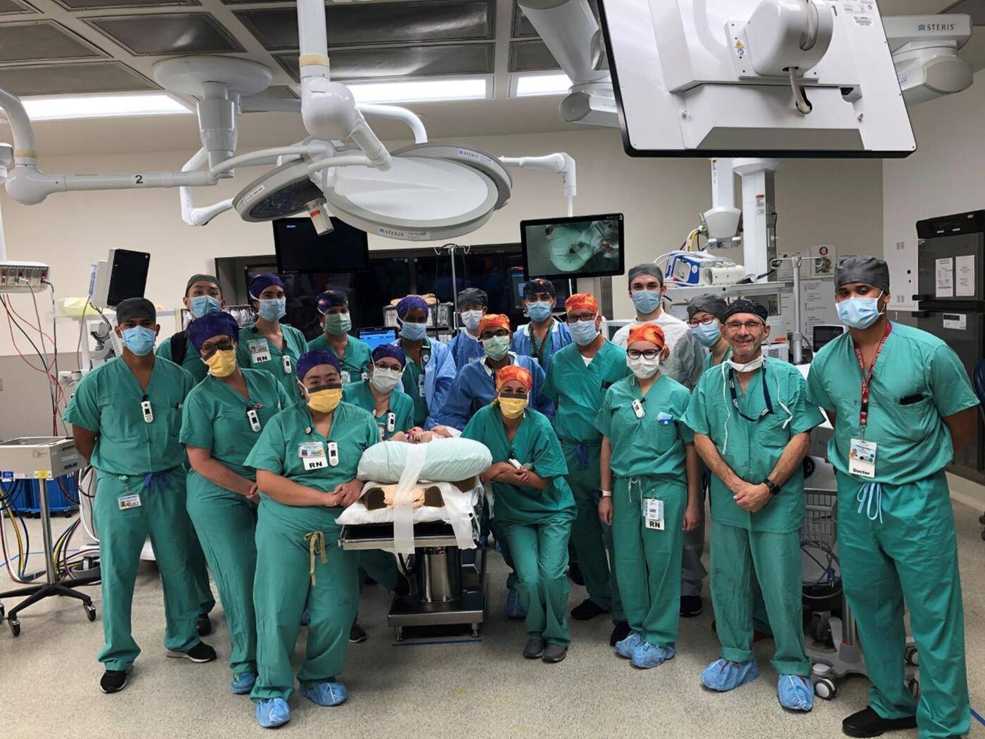 连体双胞胎婴儿在加州成功分离_手术