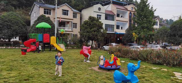 湖北宜昌市点军区联棚乡联棚村鄢家冲,为打造乡村旅游微景区,农家在建