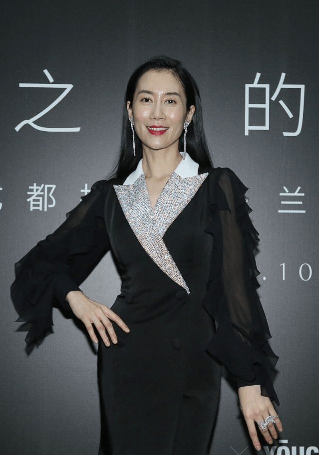 脖颈|温峥嵘妆容油腻，瘦的骨相很苍老，脖颈纹多的像个老人！