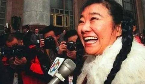 中国第一女首富，丈夫被绑架30年至今没找到，死