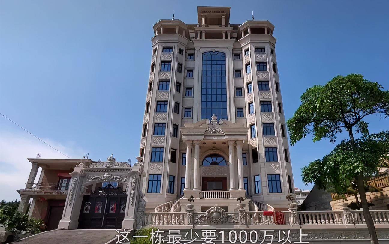 只要再找东北人借几身黑貂,福建农村别墅前的旋转楼梯,足够郭敬明再拍