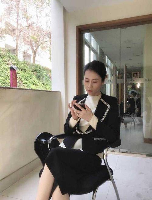 脖颈|温峥嵘妆容油腻，瘦的骨相很苍老，脖颈纹多的像个老人！