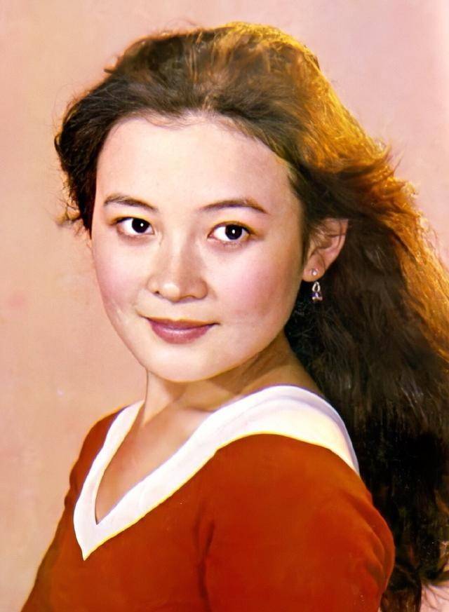 80年代女星娜仁花近照曝光,成名于《乳燕飞》,丈夫是著名导演