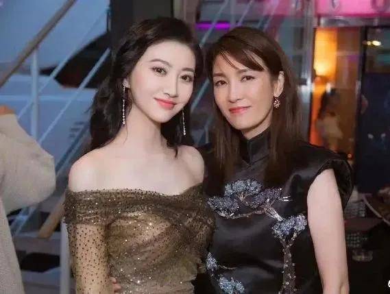 陈红和|女明星比美暗自发力？！唐艺昕产后复出美炸天，可惜对上了婊里婊气的乔欣...