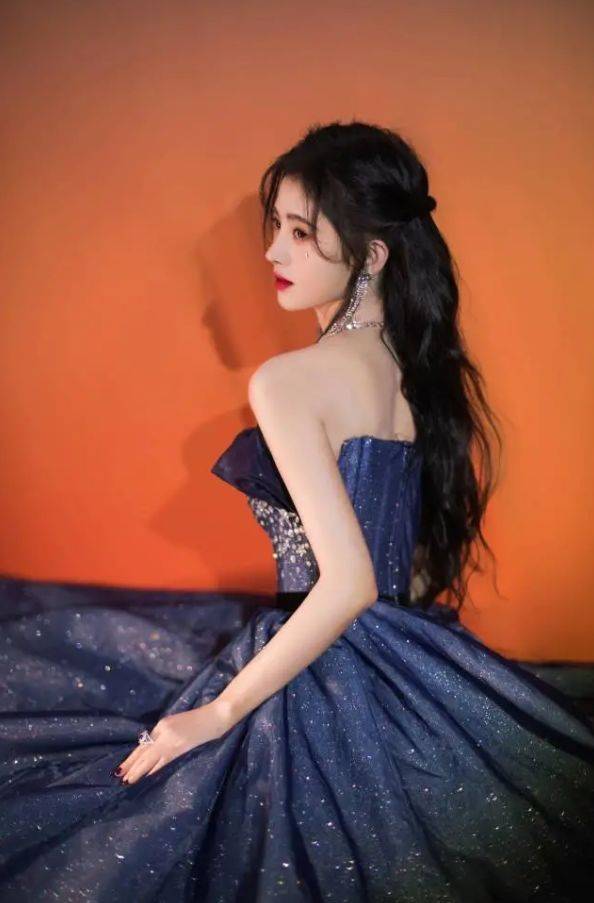 原创鞠婧祎穿蓝色星钻抹胸裙亮相,秀出天鹅颈气质高贵,谁还敢说她垫肩