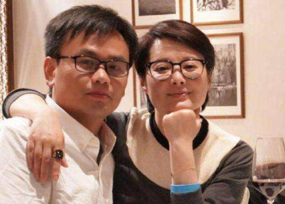 而这次袁立的老公是圈外人,而且还是一个诗人.