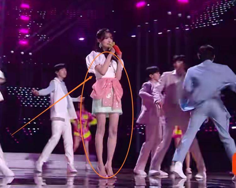 少年团|郑爽与时代少年团同台，我却被她无精修的身材吸引，腿型认真的吗