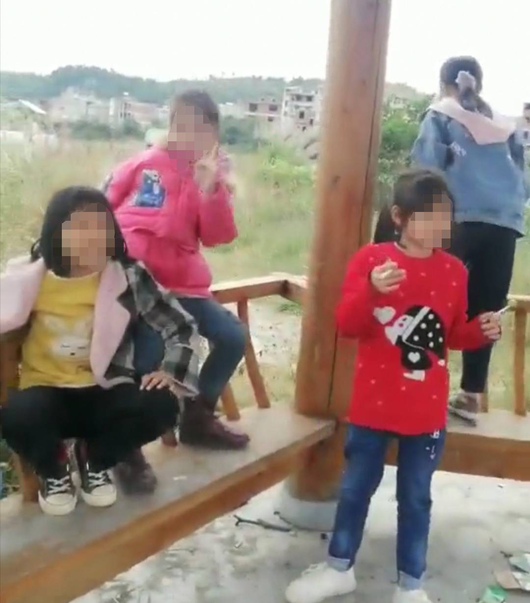 原创5名讲粤语小女孩聚众抽烟,个个都炫耀自己有男朋友,最大的10岁