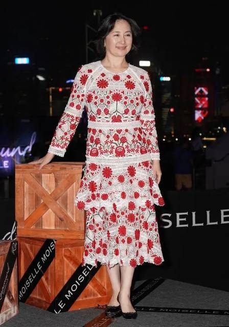 活动|何超琼才是真名媛，出席活动穿普通的黑裙，全身散发贵族气质！