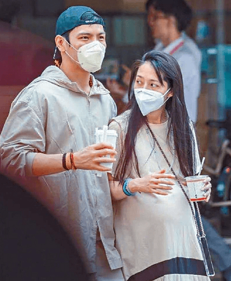 皮肤|郭碧婷产后首照，素颜不蜡黄又白回来了，坐月子这么多人伺候！