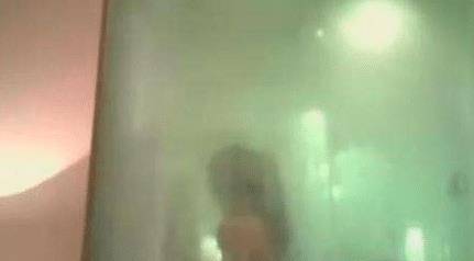 女孩洗澡时意外看见自拍杆,发现自己被偷拍了,报警后对方竟称在捡耳机