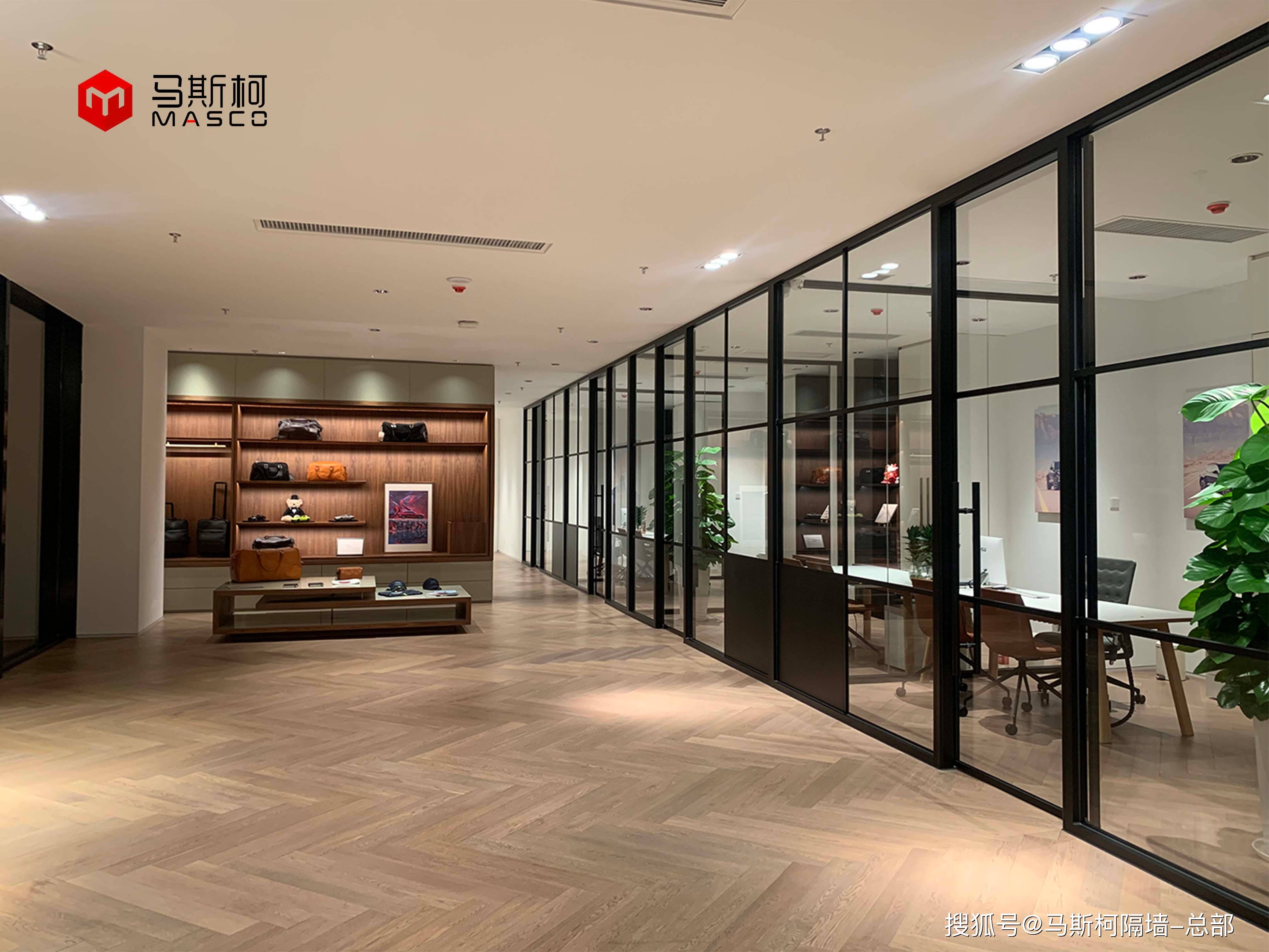 阿斯顿·马丁4s店展厅装修/网格单玻璃隔断-马斯柯隔断墙