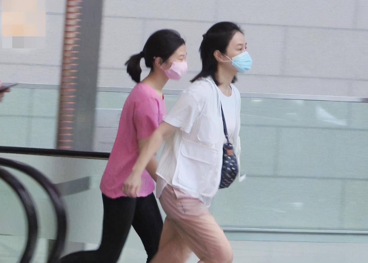 张家辉离奇暴瘦疑生病，关咏荷母女逛街见记者