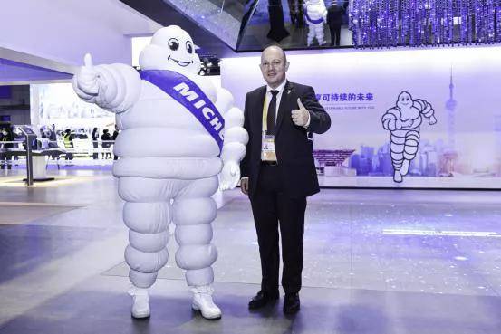 福地|中国市场成轮胎企业福地 米其林首次参加进博会秀免充气轮胎