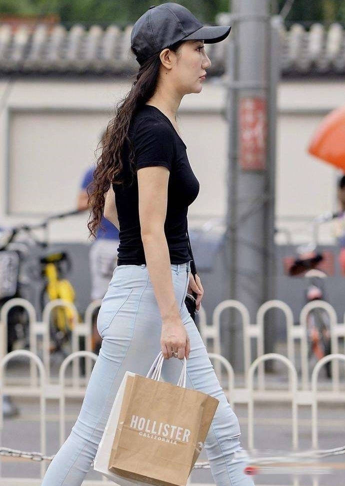 街拍:好身材的小姐姐,衣橱里必定会有一件紧身牛仔裤!