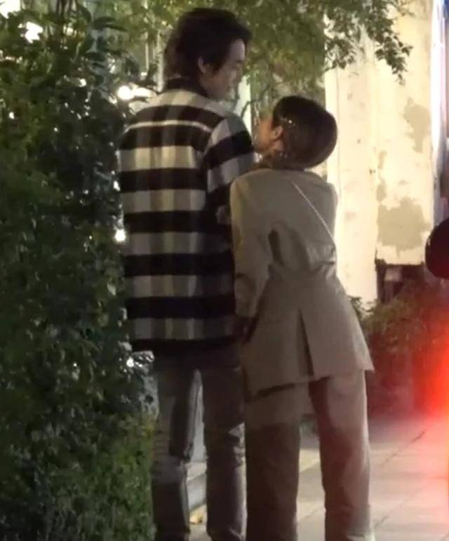 萧亚轩和小16岁男友逛街购物，萧亚轩全程树懒式
