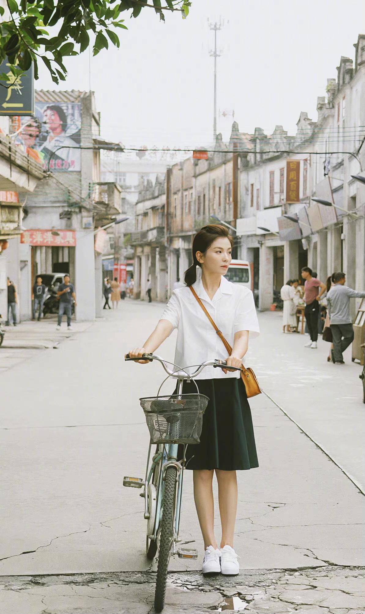 刘涛晒八十年代怀旧造型,白衬衣短裙白鞋,双马尾瞬间美成十八
