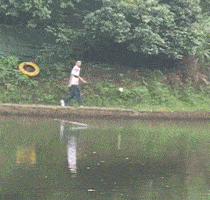 搞笑gif:哥喝的不是康师傅红茶,喝的是情调_手机搜狐网