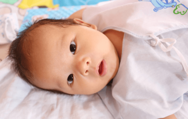 家长|第一个月和第二个月有哪些不同？家长做得对娃发育更好初生婴儿