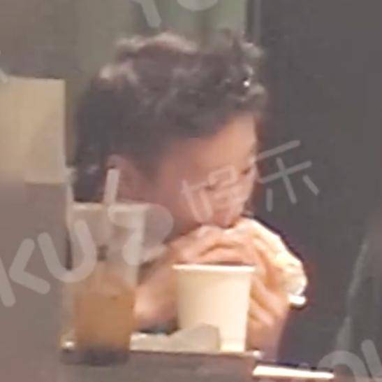王菲女儿窦靖童近照曝光，穿绿蛇皮裤太新潮！
