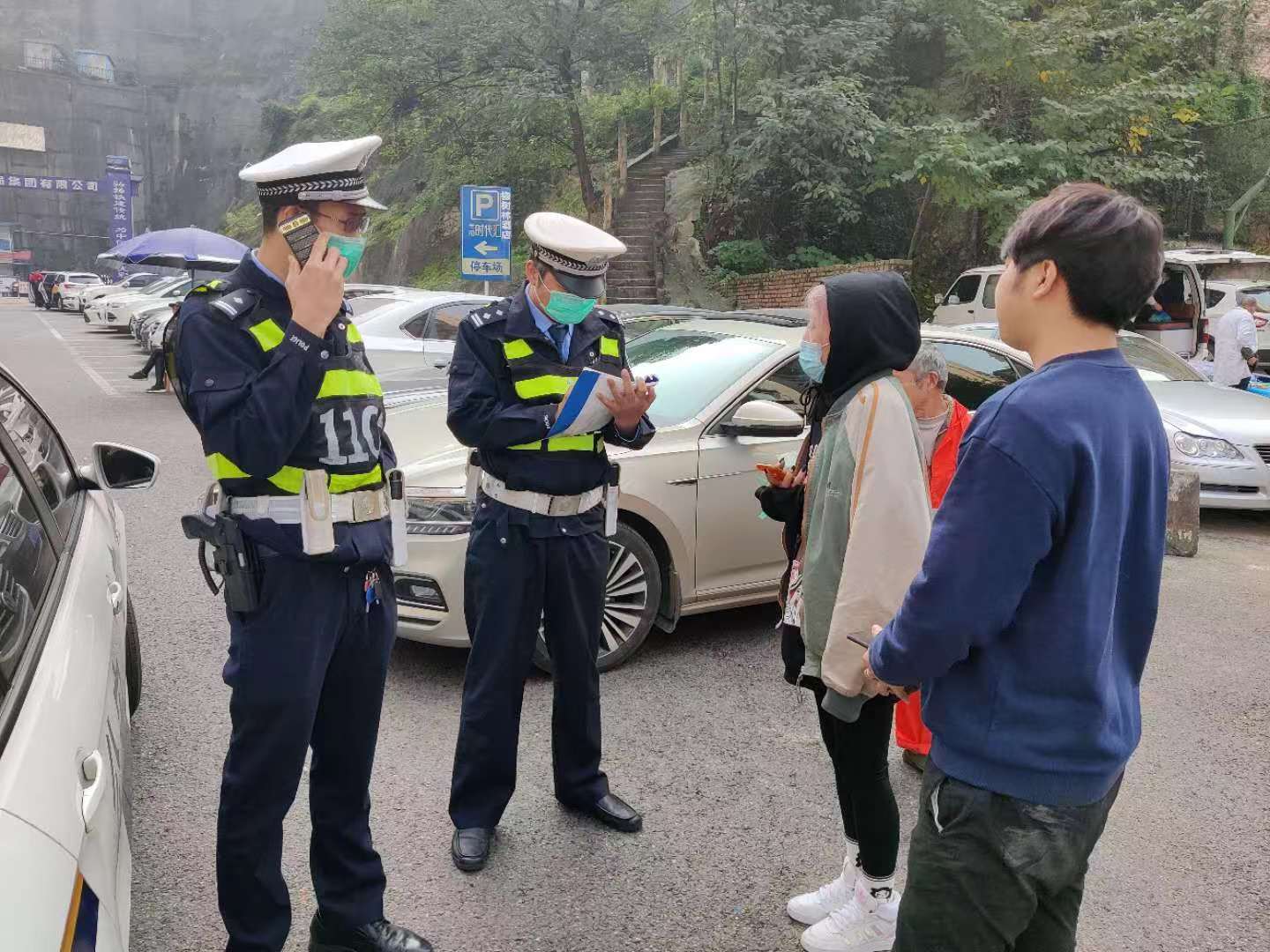 女子找熟人买电脑出现质量问题，民警及时协调