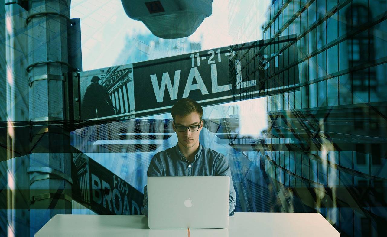 可口可乐|巴菲特三季度暴赚两千亿？股神的选股套路我们到底该怎么看？