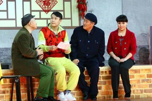 51岁王小利老婆近照，年轻貌美气质优雅，犹如