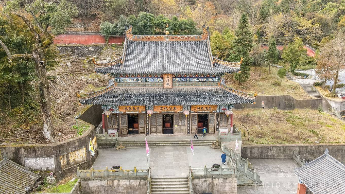 小贴士 琼台中观包在武当山门票内的,免费的,从游览车到琼台,下车向