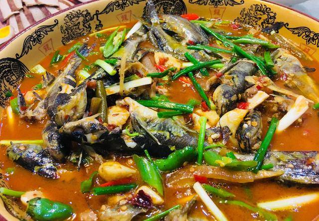 黄辣丁,又称之为黄骨鱼.很多人喜欢拿它来煮粥喝,也是比较补的.