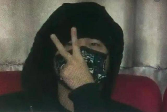 周杰伦携娇妻看球赛被拍 昆凌笑容娇羞捂嘴秀钻戒