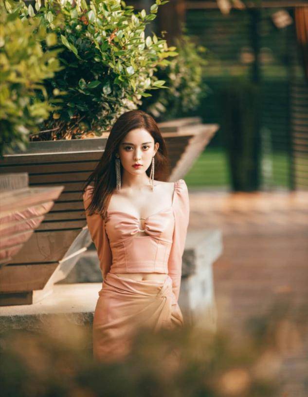 娜扎|娜扎穿衣太心机，一袭＂挤奶装＂大秀事业线，高调秀身段似模特
