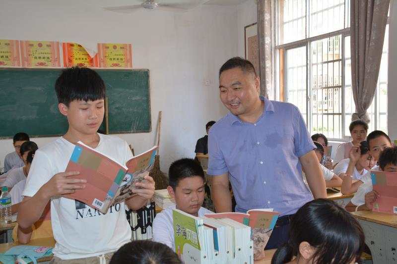 余江区实验初中校长李军辉:用智慧和汗水浇灌出满园桃李_手机搜狐网
