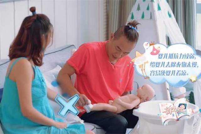 测试|模拟给娃洗澡错误频出，很多父母不懂陈小春做“奶爸测试”